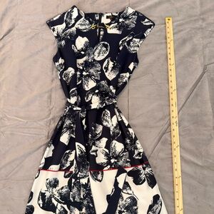 ILE New York Navy & White Floral Sheath Dress - Size 10